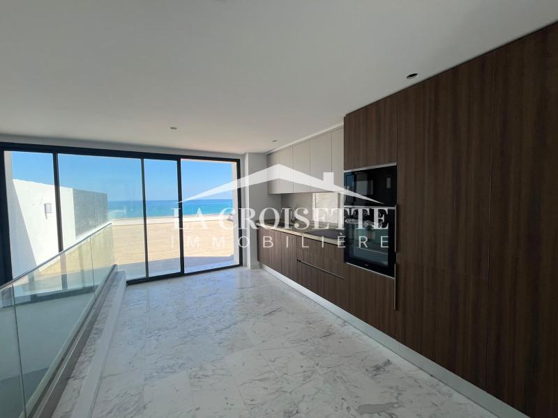 Triplex S+4 avec piscine et vue sur mer à Gammarth